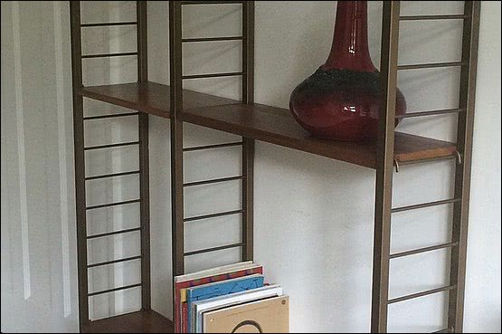 ☑️ 20th Century Decorative Arts |Ladderax shelving system created by Robert Heal c1964 for Staples of Cricklewood.
A compact set of Ladderax shelves comprising of 3 slim bronze coloured uprights and 5 teak shelves in good vintage condition