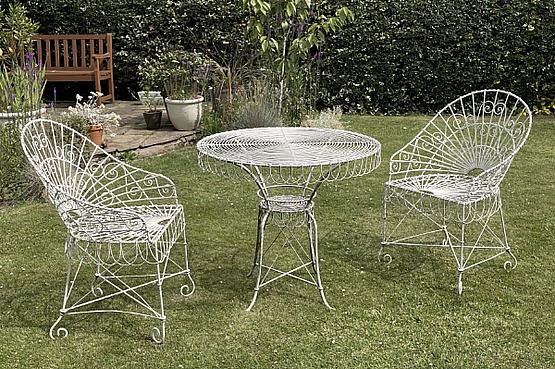 ☑️ wirework garden table and chairs