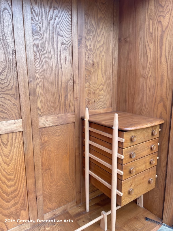 Lucian Ercolani (1888-1976) Ercol Windsor Model 481 Double Wardrobe With Internal Drawer Unit c1960’s - A fabulous wardrobe in a beautifully grained Elm   