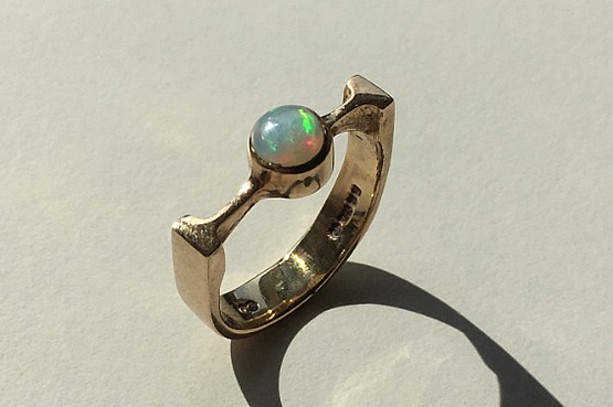 ☑️ 1970s gold opal ring