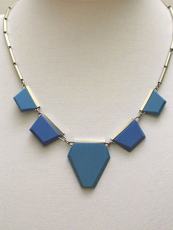  20th Century Decorative Arts |An Art Deco Jakob Bengel chromed brass and tricolour Galalith necklace, Germany 1930s.