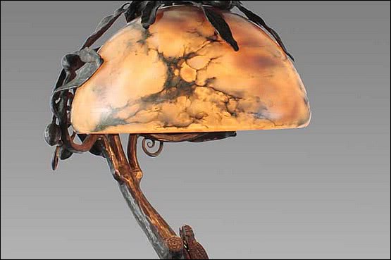 ☑️ A superb Art Deco patinated iron and alabaster table lamp signed Richard, France 1920s