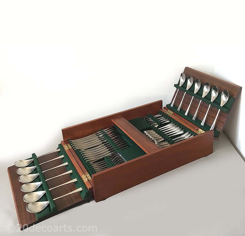  20th Century Decorative Arts |Robert Welch for Old Hall (J & J Wiggin). A complete canteen of Alveston stainless steel cutlery in original wooden box.
