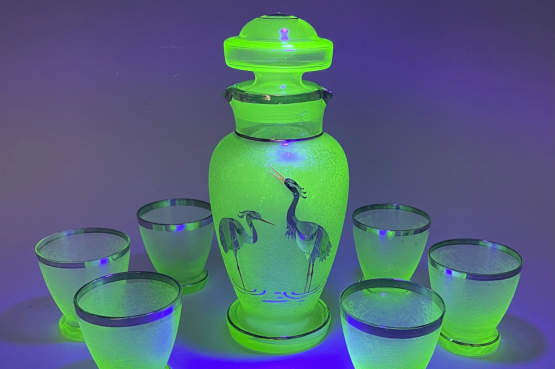 ☑️ dSpace Age Chromcraft ‘Czechoslovakian Uranium Glass Liqueur set