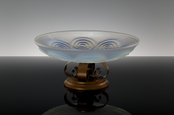 ☑️ 20th Century Decorative Arts |A beautiful Art Deco opalescent glass table centrepiece, 1930s, by Etling of Paris 