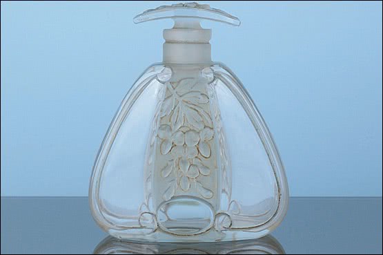 ☑️ 20th Century Decorative Arts |An ArtDeco French glass scent bottle lalique