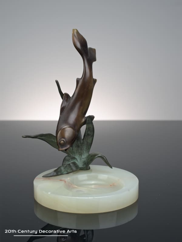  Zoltan Kovats - An Art Deco patinated bronze sculpture Poisson, France circa 1925, the bronze fish mounted on an onyx vide-poche.