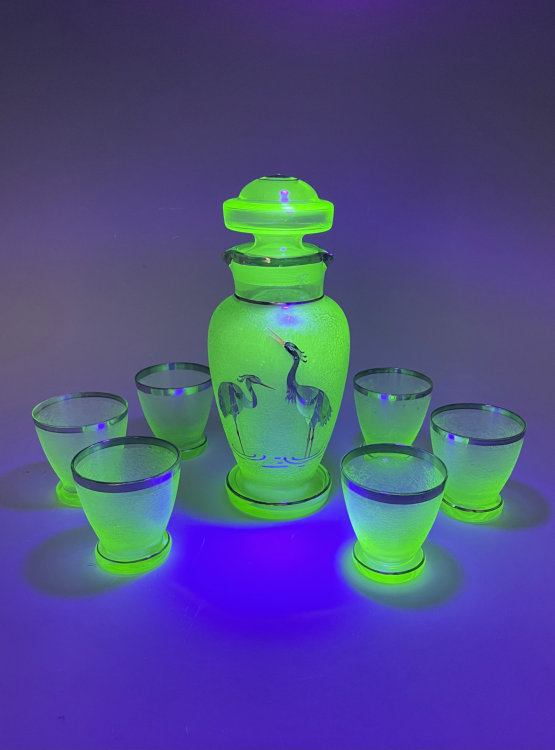 ☑️pCzechoslovakian Uranium Glass Liqueur set 